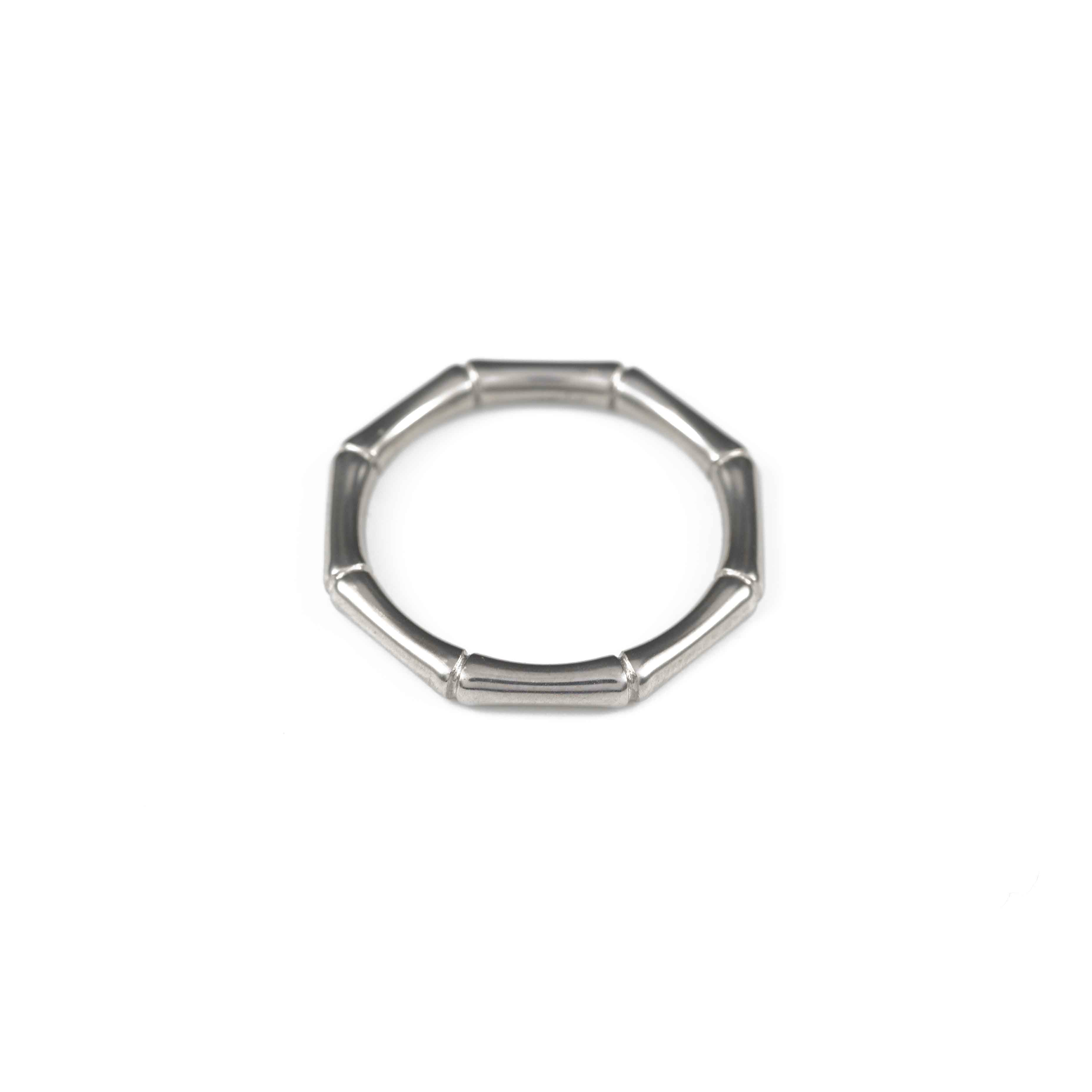Елегантен пръстен от стомана с модерен модулен дизайн, идеален за ежедневието и специални поводи.