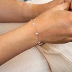 Сребърна гривна Crystal Whisper S925 с кристалчета на ръката, изразяваща елегантен дизайн.