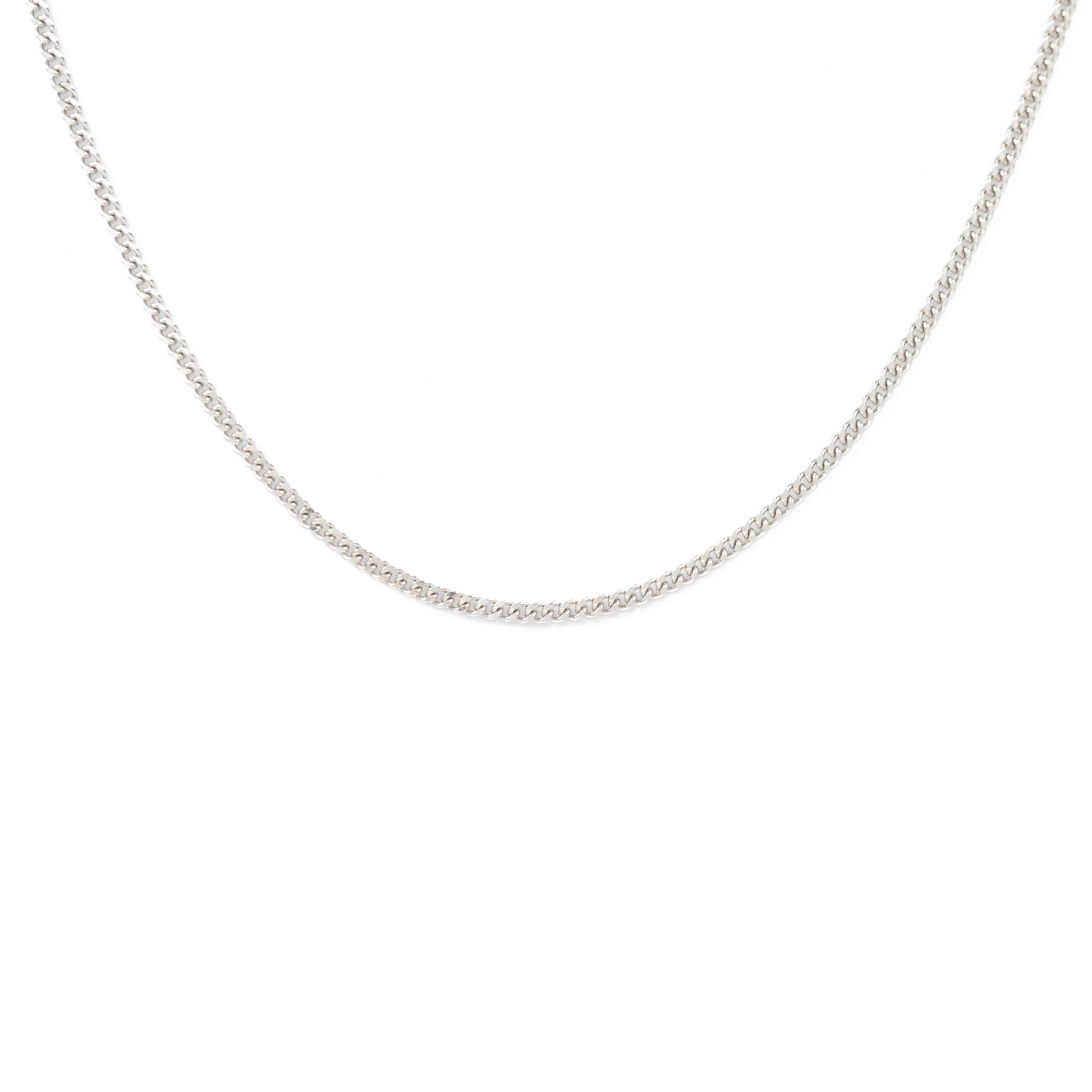 Сребърно колие-верижка от медицинска стомана, изчистен и елегантен дизайн, идеално за всеки тоалет.