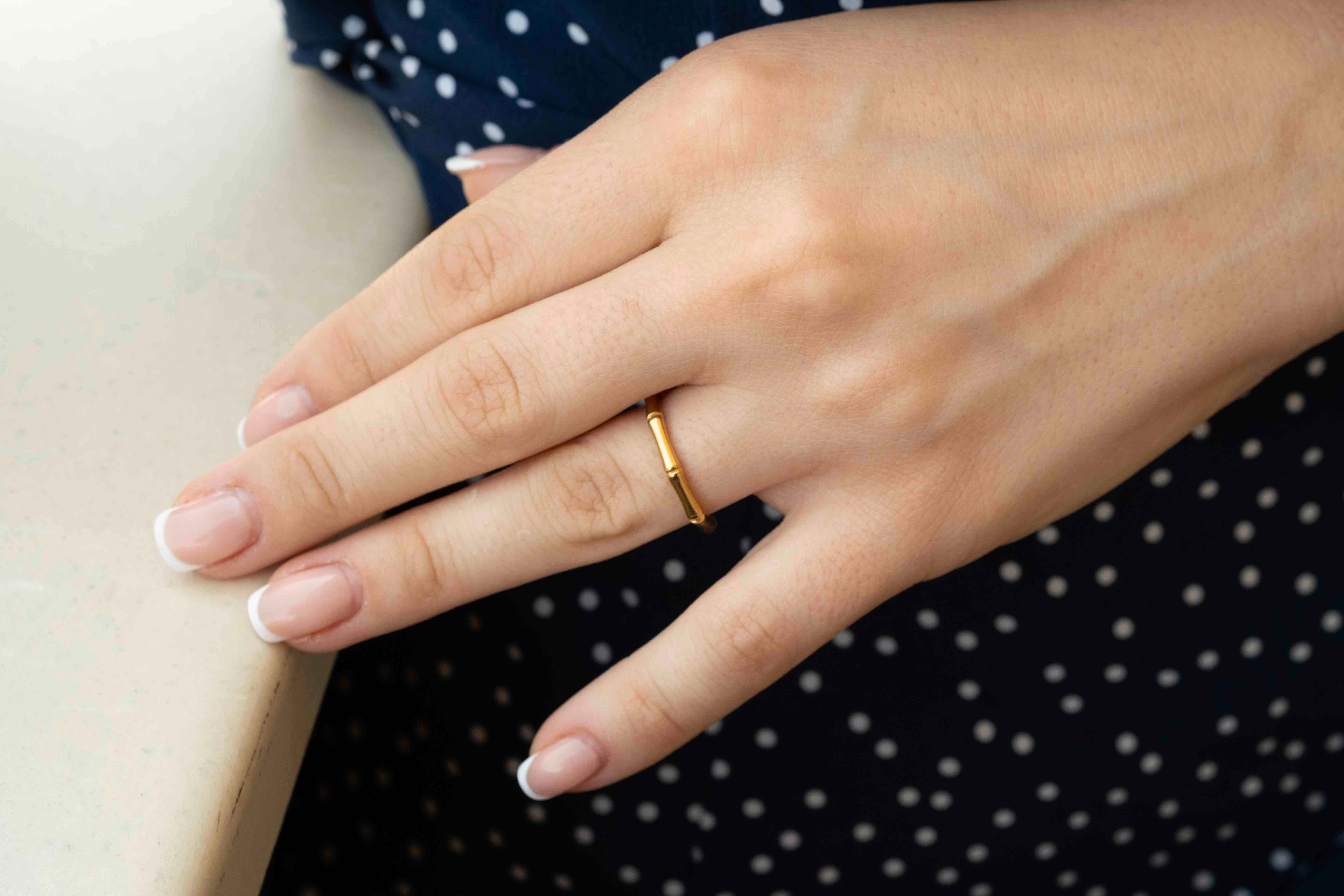 Елегантен пръстен от стомана Bone, идеален аксесоар за ежедневието и специални поводи.