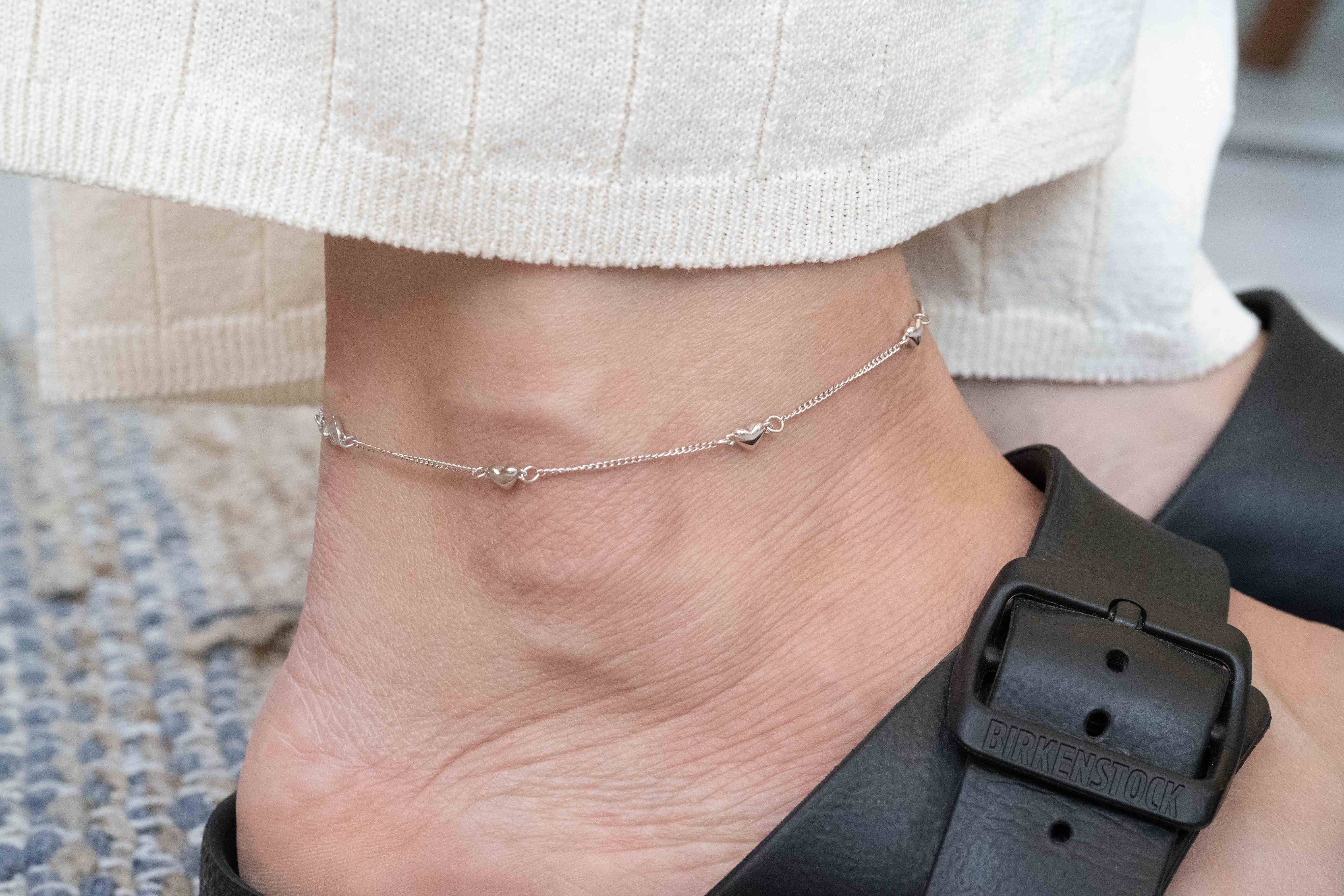 Сребърна Гривна за Глезен Сърце S925, родиево покритие, стилна и елегантна, изработена от сребро S925.