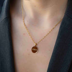 Колието Златен Кръг с 18К Позлата – Персонализирано с Гравиране, нежна верижка с името "Елена".