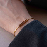 Златиста Гривна Спомен с 18К позлата – Персонализирана с Гравиране на ръката, показваща инициали.