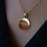 Колието Златен Кръг с 18К Позлата – Персонализирано с Гравиране, златен медальон с име, огледална повърхност