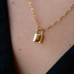 Златисто Колие Катинарче с 18К Позлата – Персонализирано с Гравиране, катинар с буква E на верижка.