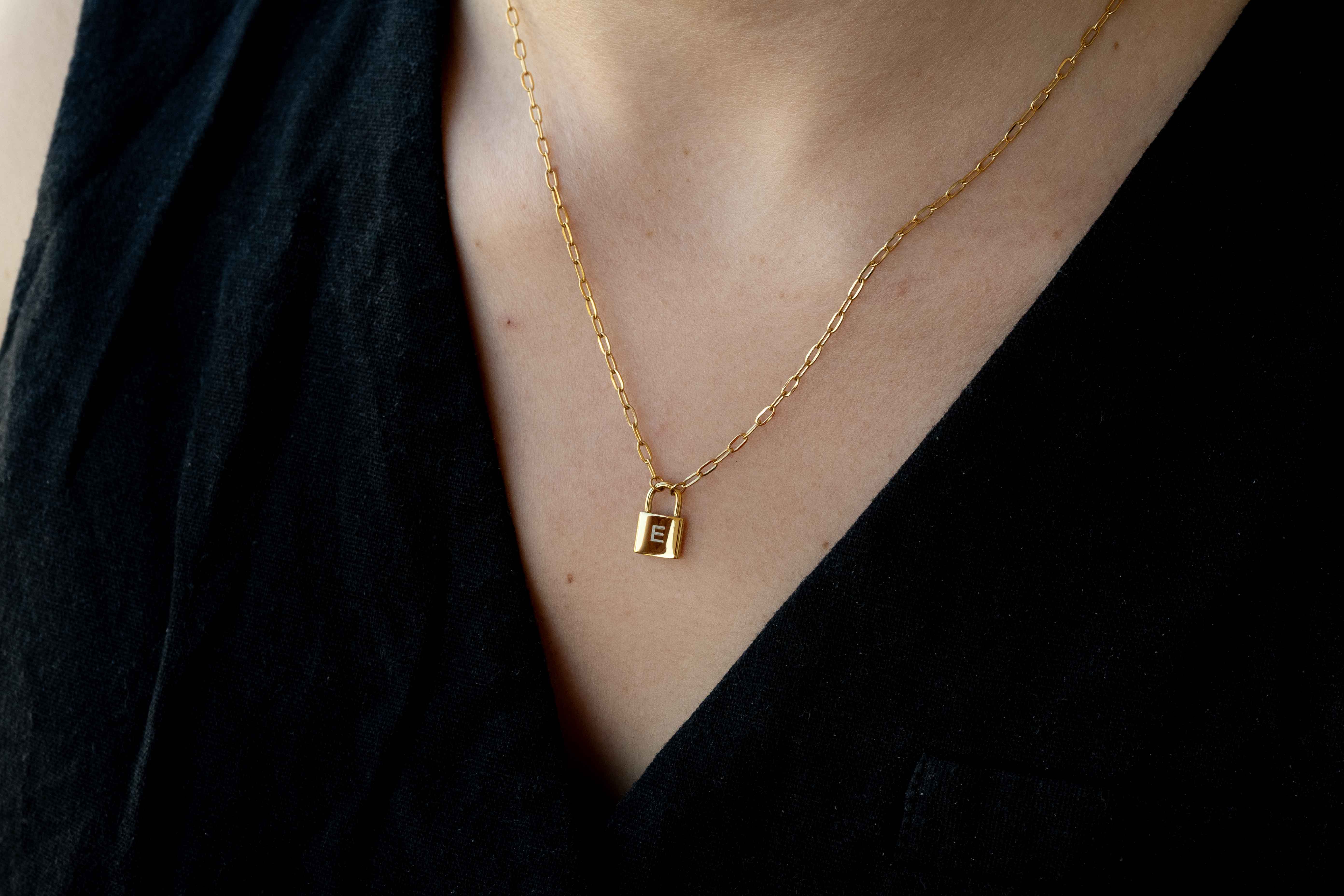 Златисто Колие Катинарче с 18К Позлата – Персонализирано с Гравиране, носено на шията.