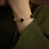 Гривна One Clover от сребро с 14К златно покритие, изработена с черна детелина и фини детайли.