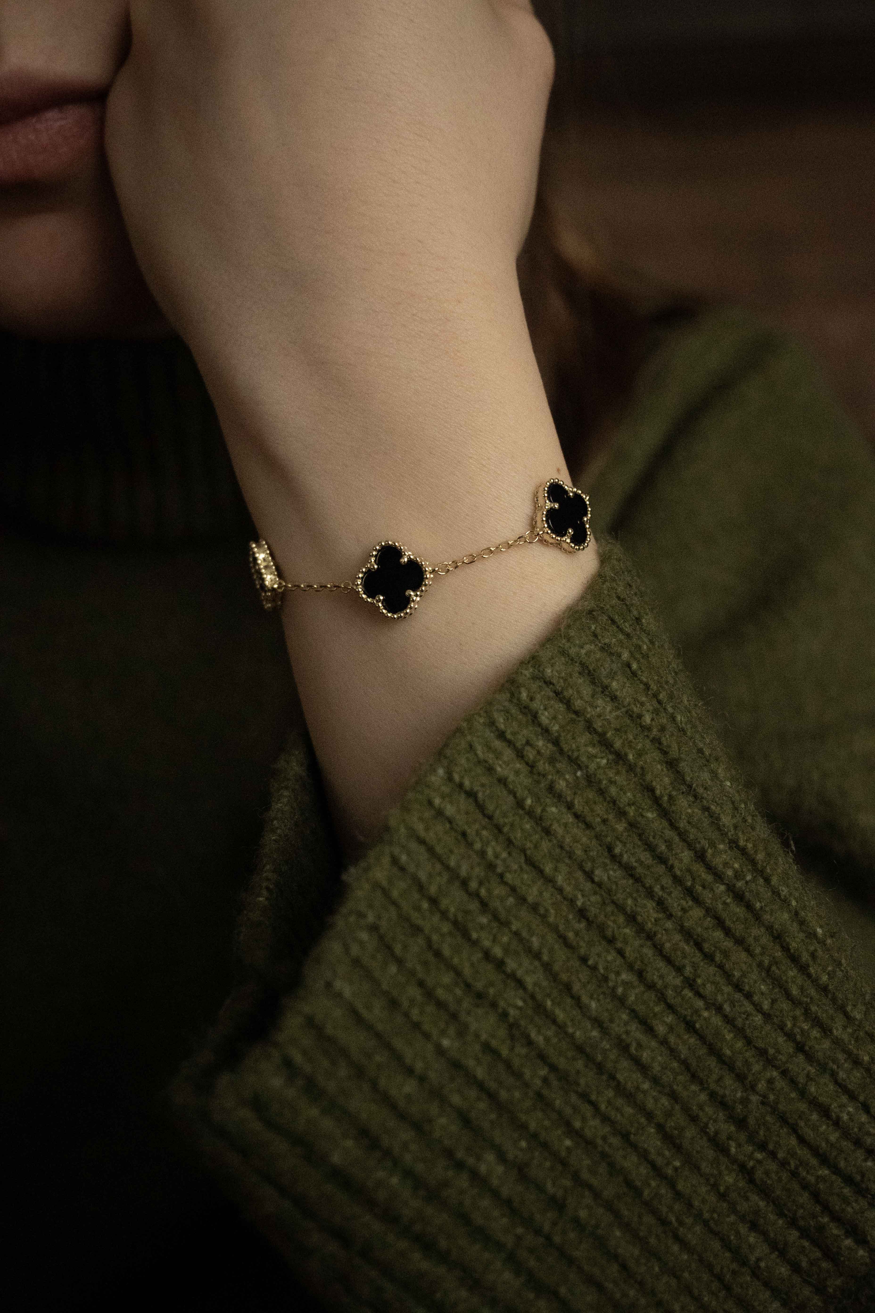 Гривна One Clover от сребро с 14К златно покритие, изработена с черна детелина и фини детайли.