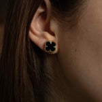 Обеци One Clover от сребро с 14К златно покритие, изработени с прецизна изработка, носени на ухото.