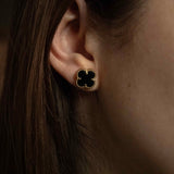 Обеци One Clover от сребро с 14К златно покритие, изработени с прецизна изработка, носени на ухото.