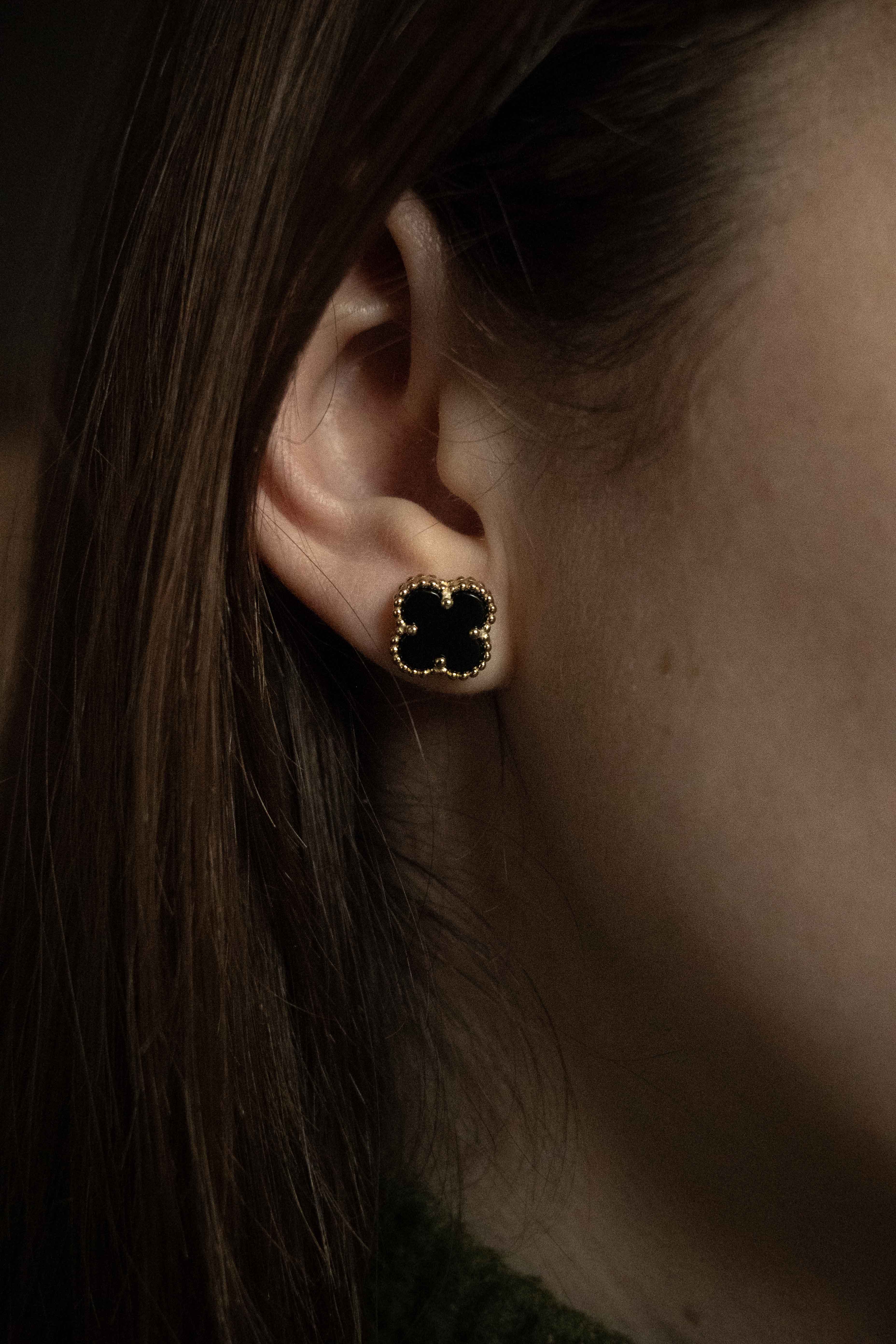 Обеци One Clover от сребро с 14К златно покритие, изработени с прецизна изработка, носени на ухото.