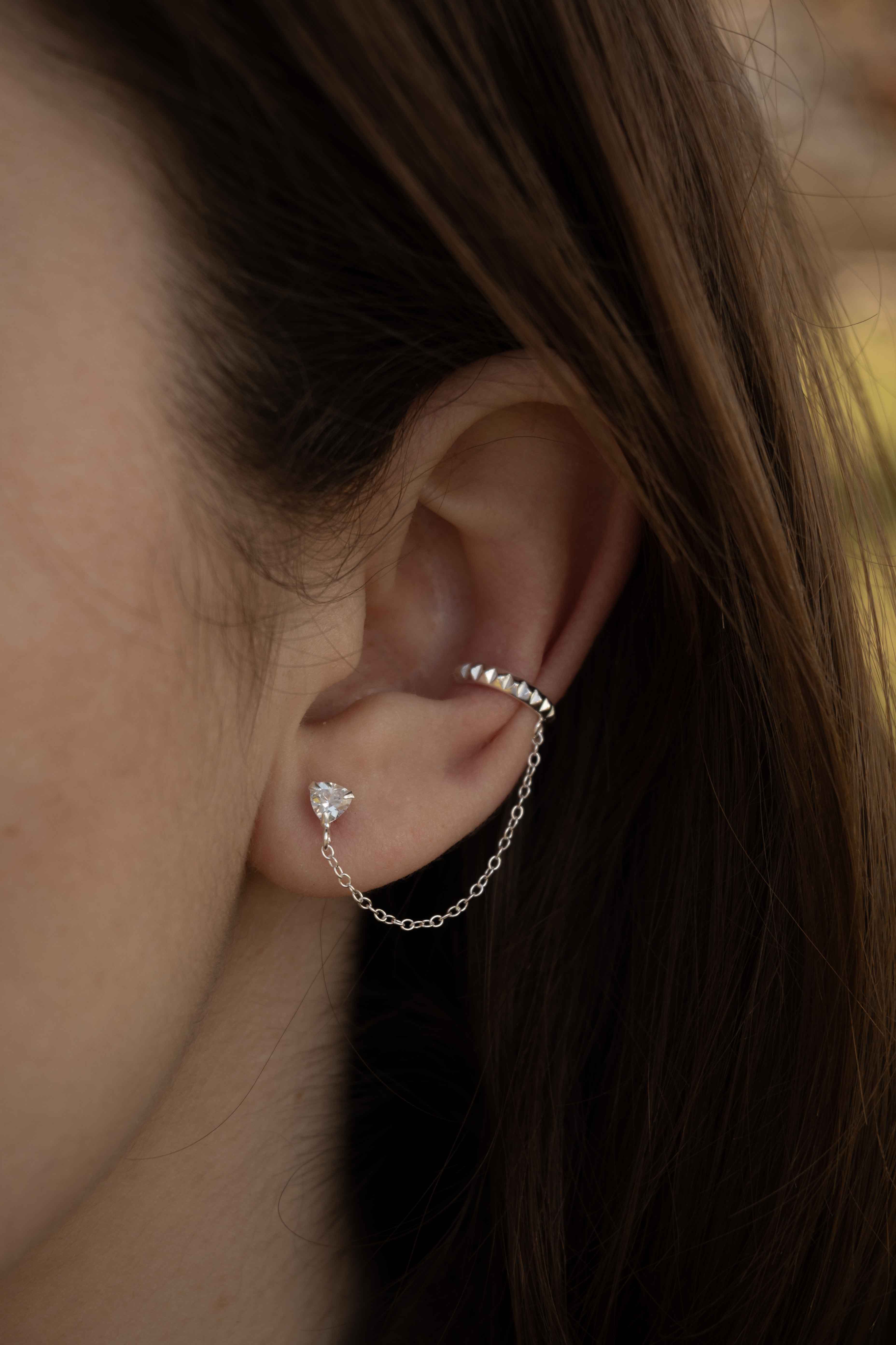 Сребърни Обеци Infinity Link S925, пиърсинг обеци за хрущял с кристал и цирконий на човешко ухо.