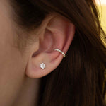 Сребърна обеца Mini Bead S925 на ухото, идеална за пиърсинг обеци и обеци за хрущял.