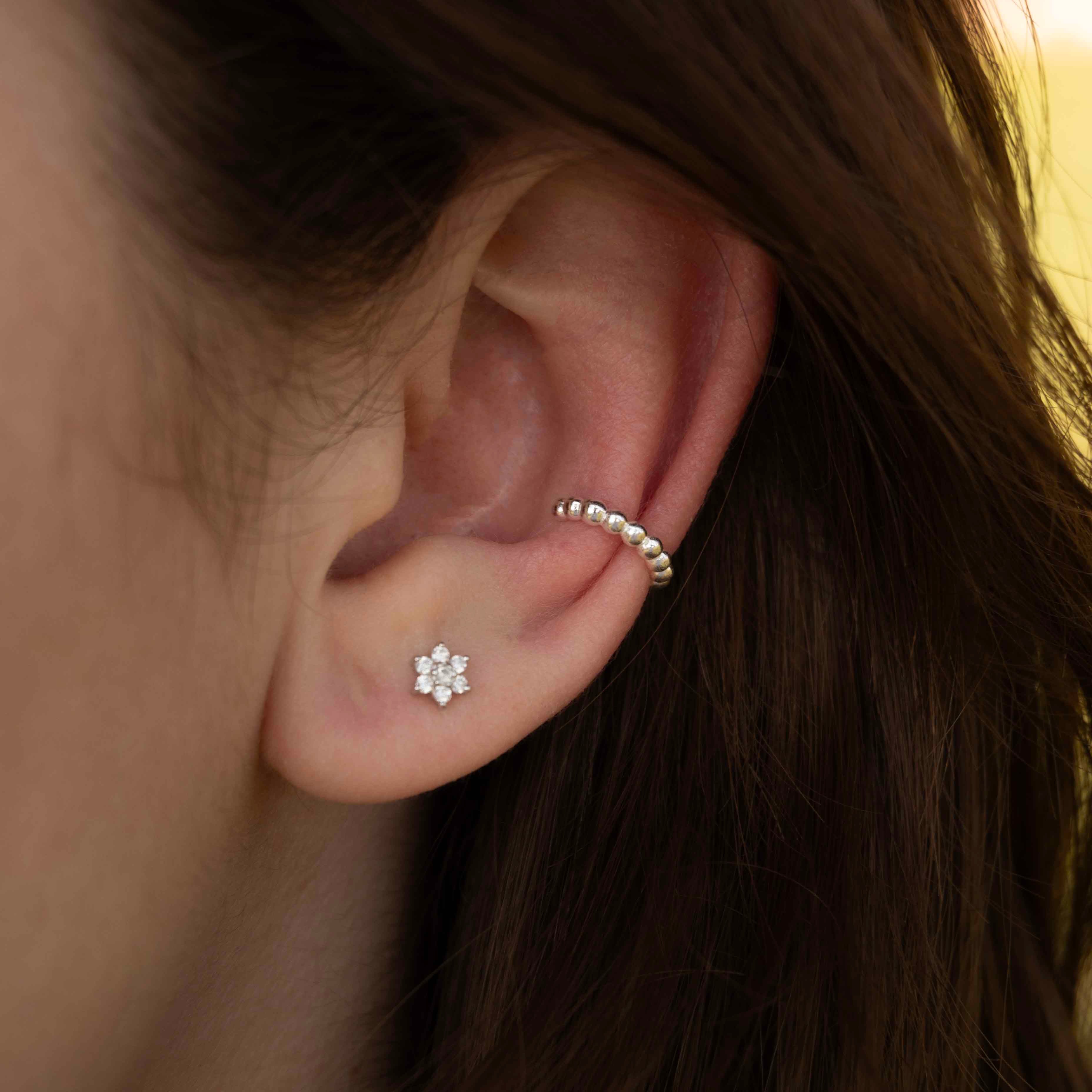 Сребърна обеца Mini Bead S925 на ухото, идеална за пиърсинг обеци и обеци за хрущял.