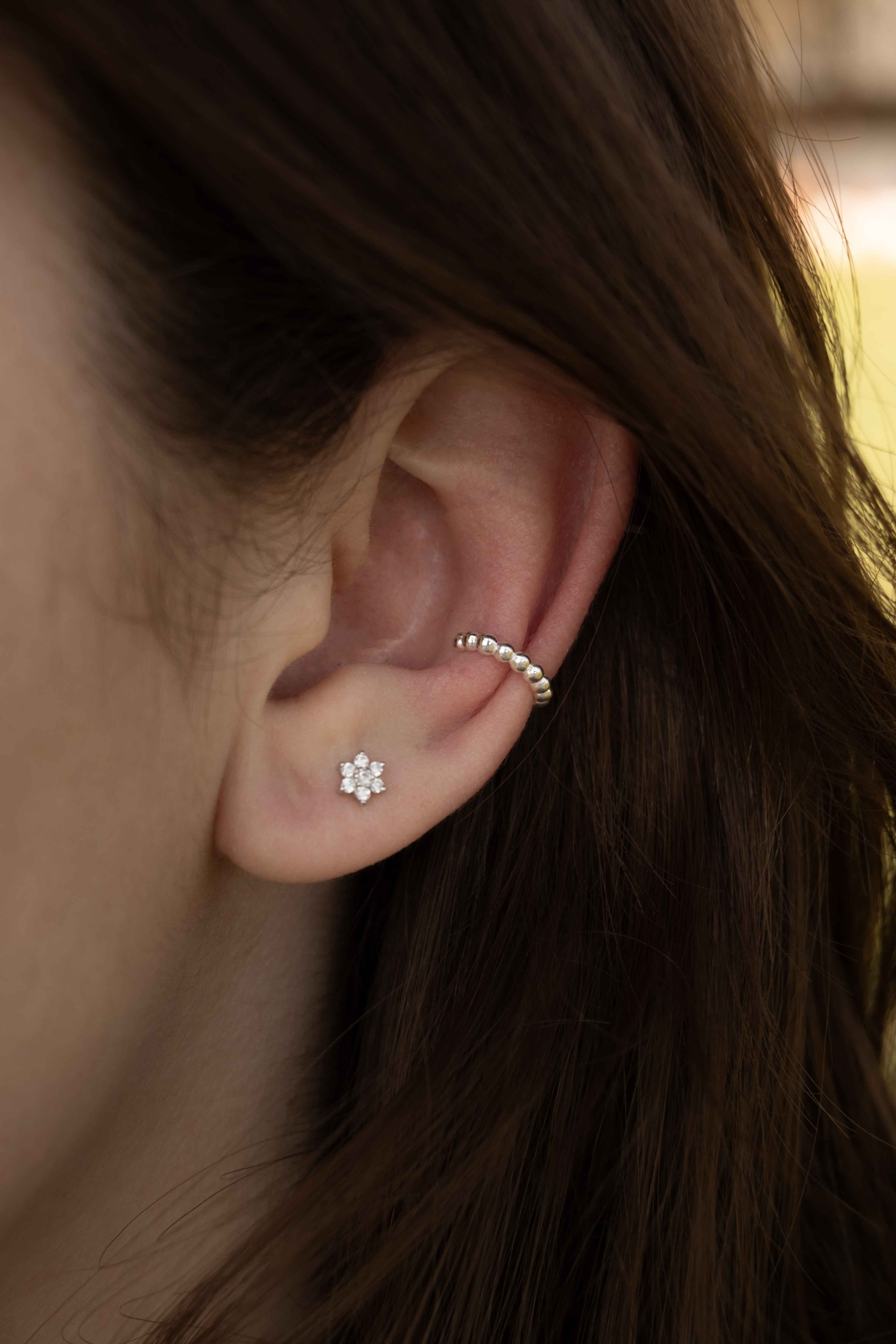 Сребърна обеца Mini Bead S925 на ухото, идеална за пиърсинг обеци и обеци за хрущял.