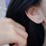 Сребърни обеци Безкрайност S925, стилен дизайн с безкрайна форма, носени от жена.