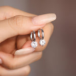 Сребърни Обеци Liora S925, изработени от стърлингово сребро с блестящи камъни.