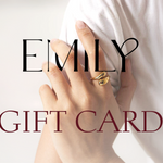 Ваучер EMILY с елегантен дизайн и ръка, която показва стилна бижутерия.