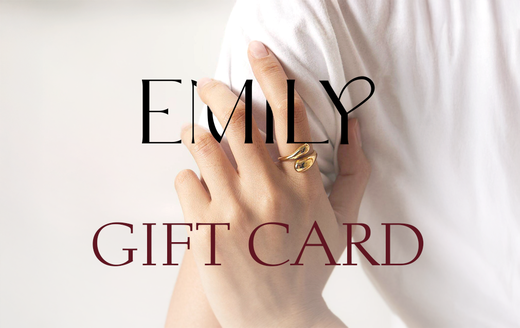 Ваучер EMILY с елегантен дизайн и ръка, която показва стилна бижутерия.