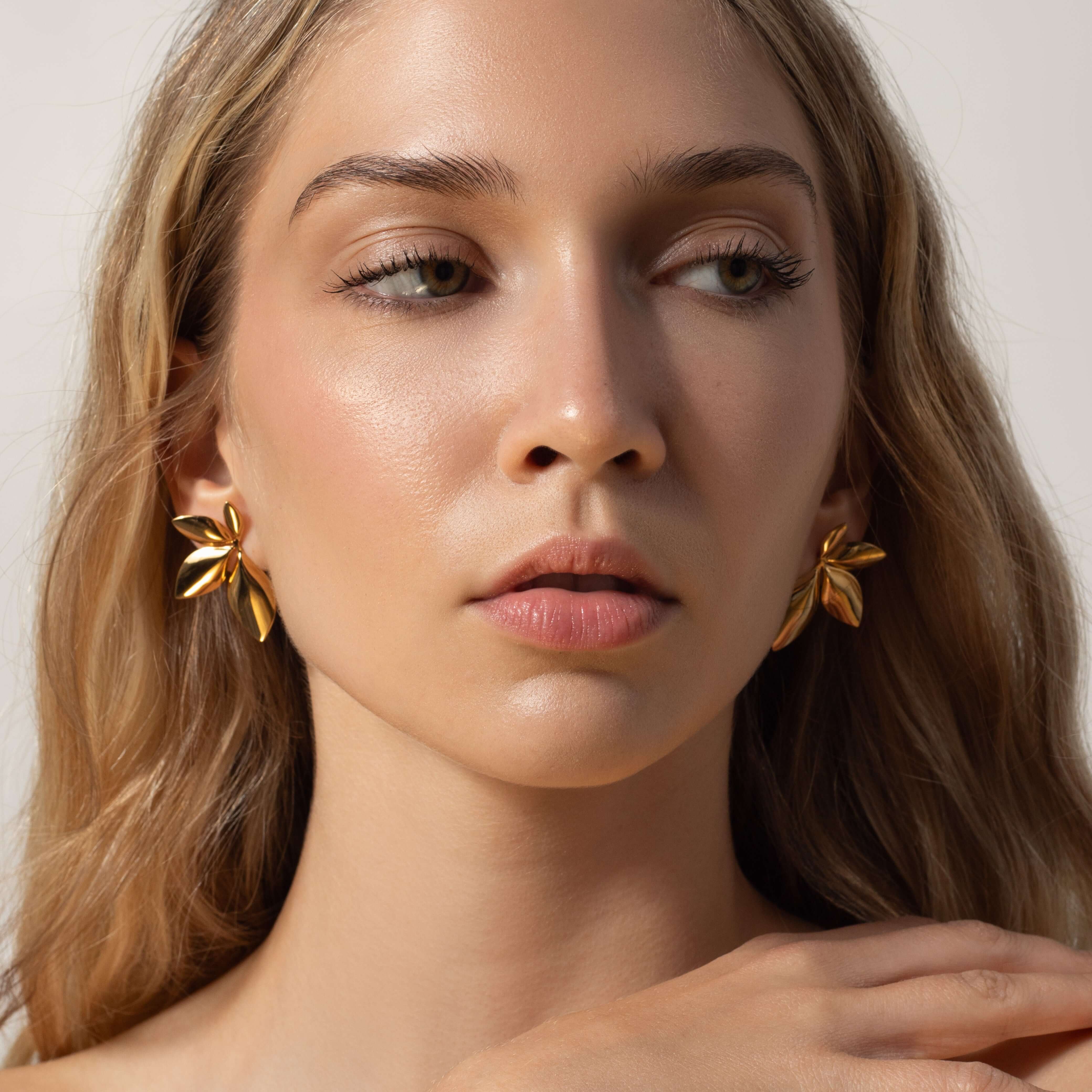 Обeци Листа в 2 цвята, модел с позлатени листа, стилни обeци в златист цвят.