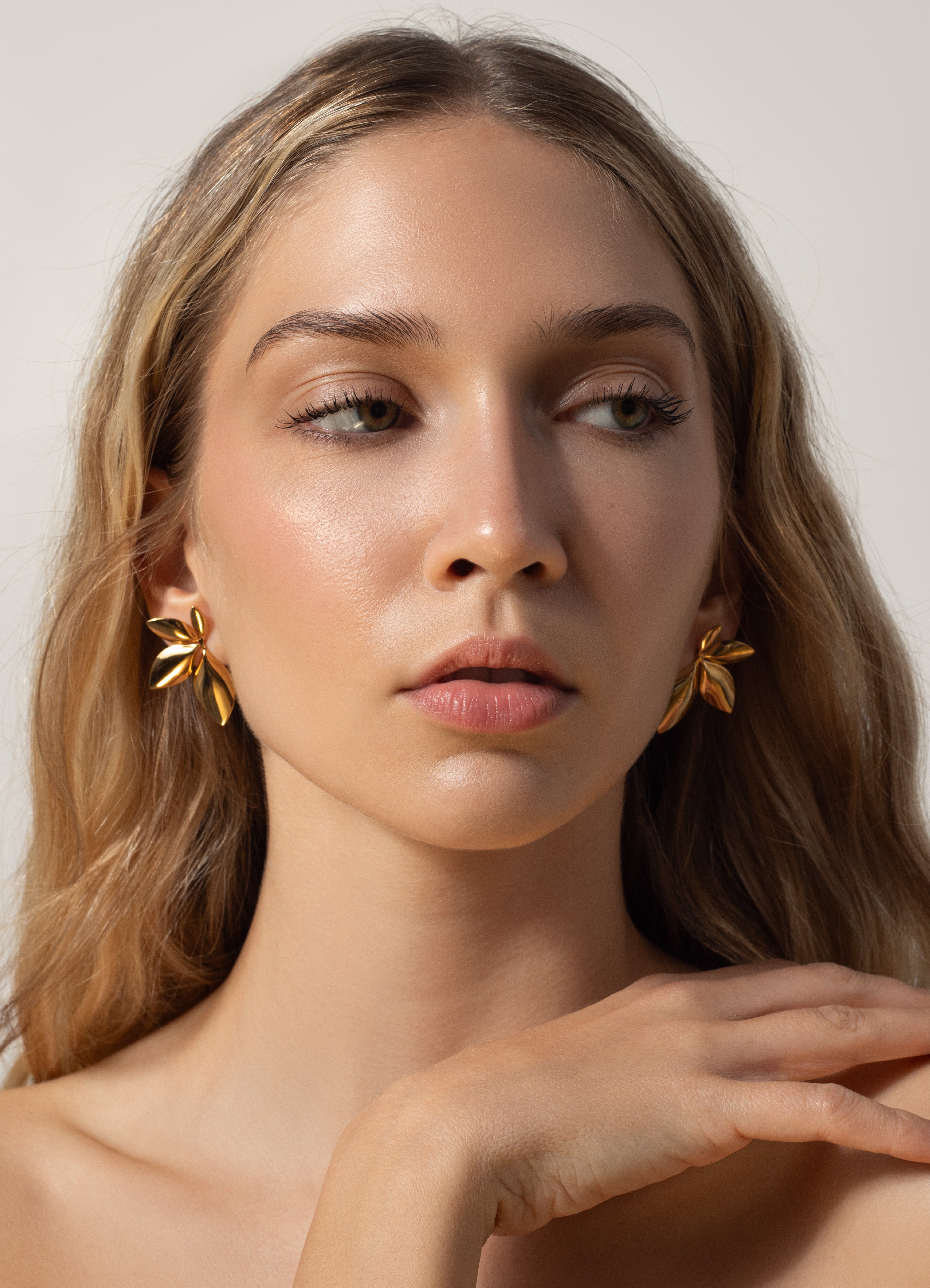 Обeци Листа в 2 цвята, модел с позлатени листа, стилни обeци в златист цвят.