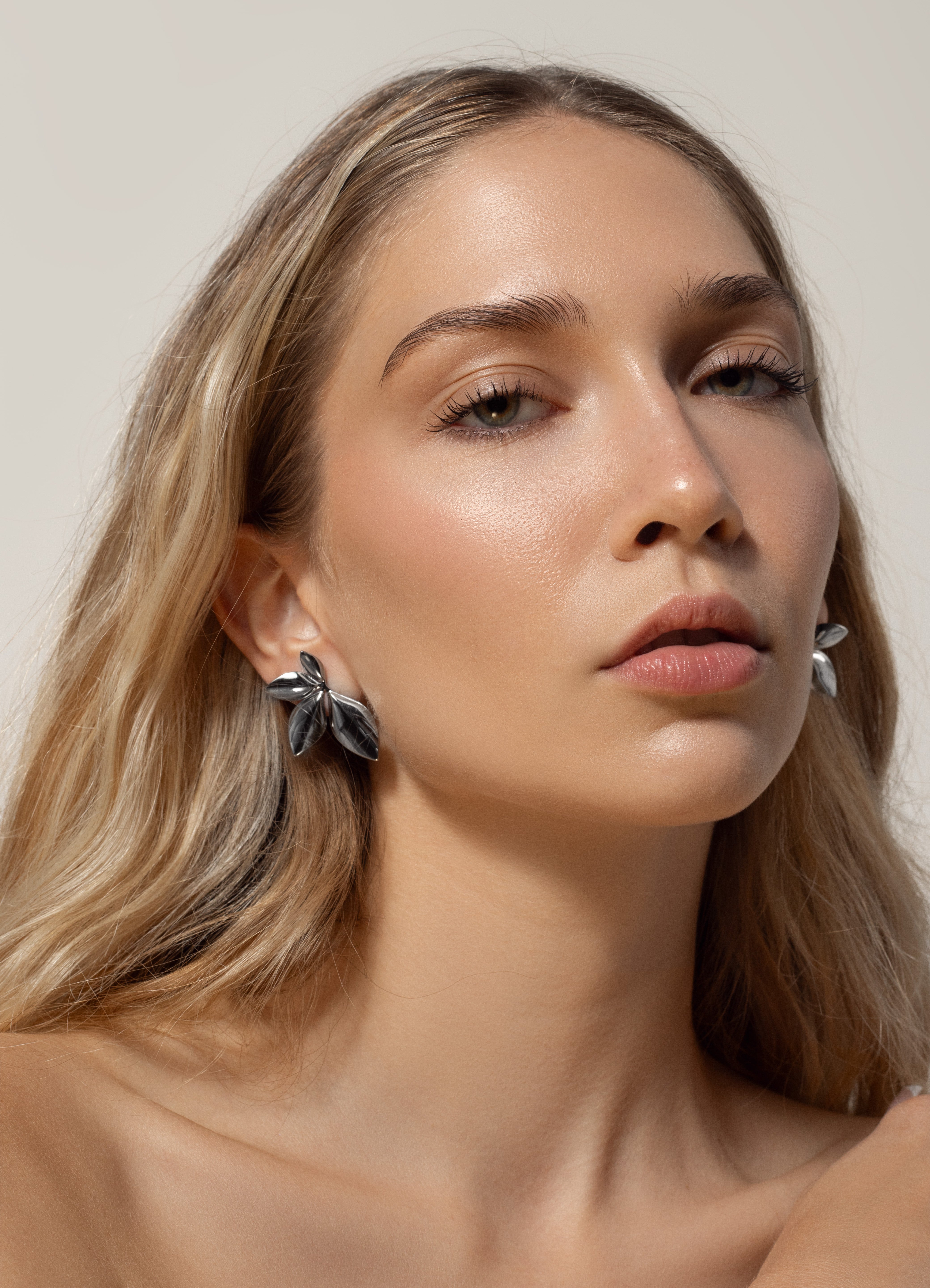 Обеци Листа в 2 цвята - медна стомана, златисти и сребристи, диаметър 3.5 см.