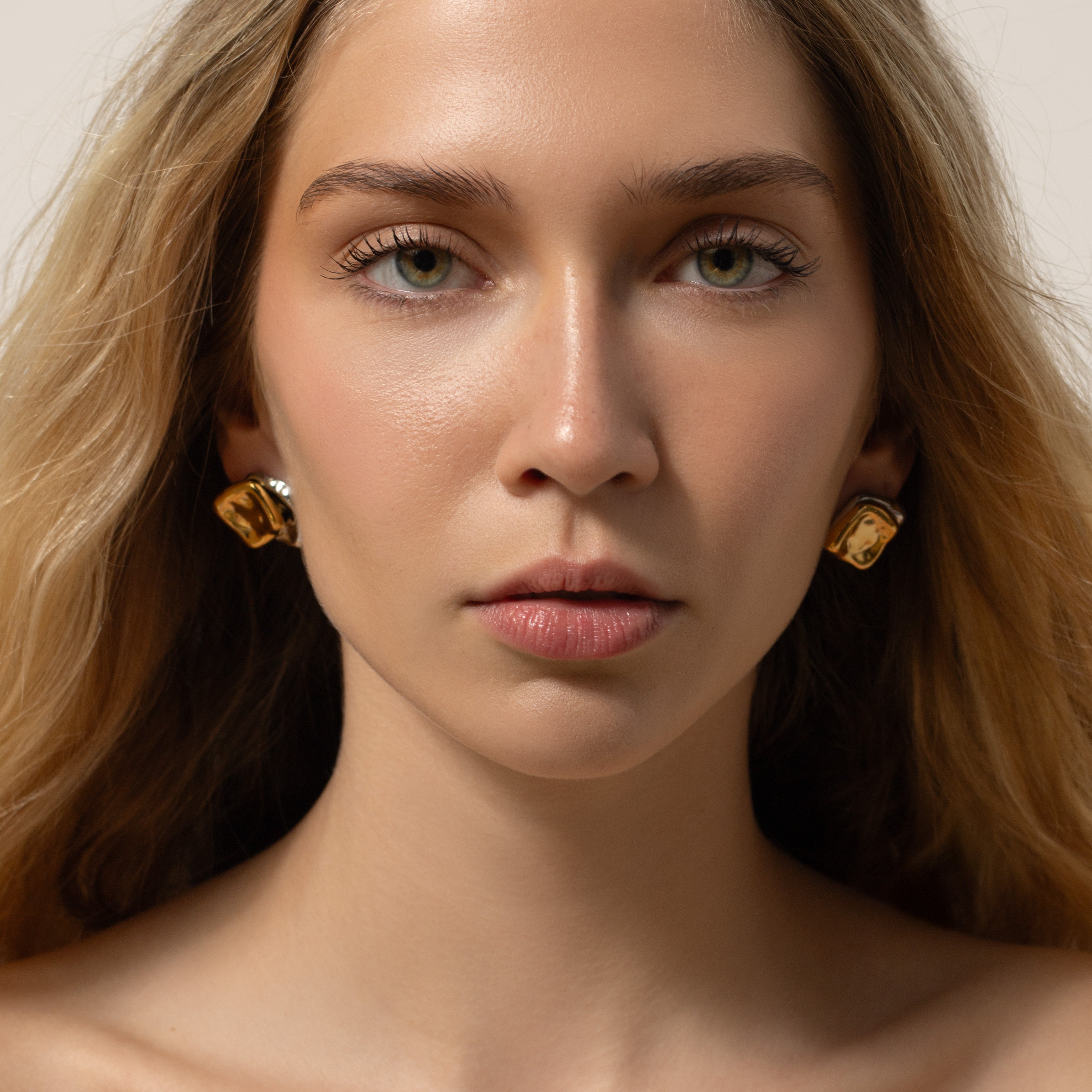 Обеци Сияние Дуо с 18К Позлата, златисти и сребристи, от медицинска стомана 304L, диаметър 2.09 cm.