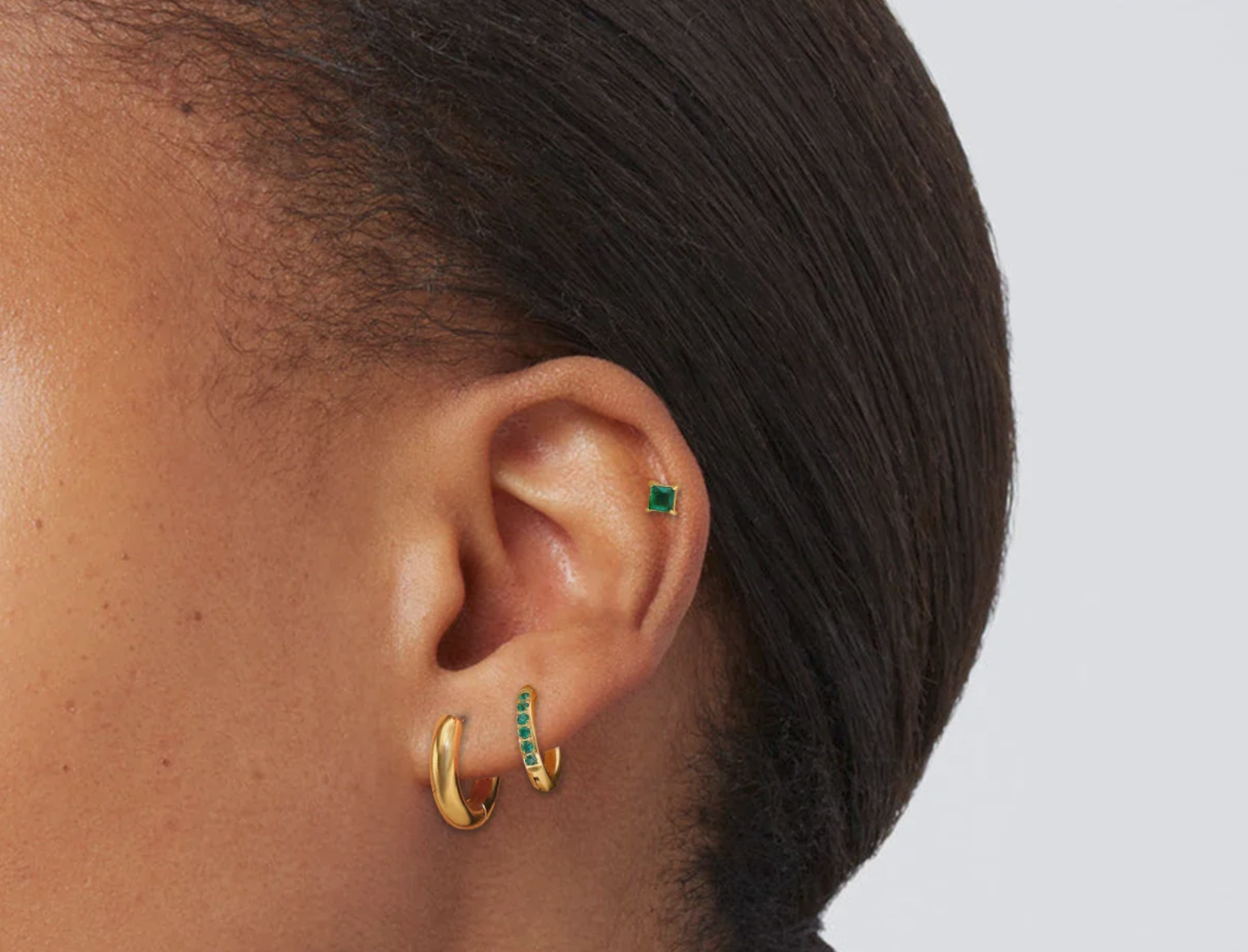 Сет Обеци Emerald Gold с 18К Златно Покритие- 6 бр. Златни обеци с зелени кристалчета.