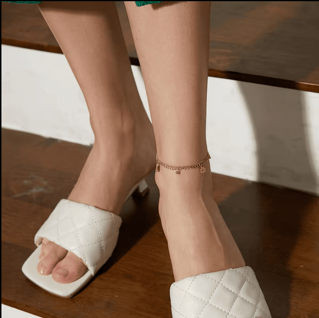 Гривна за глезен с цвете и 18K златно покритие, стилен аксесоар за лятото, хипоалергенен материал.