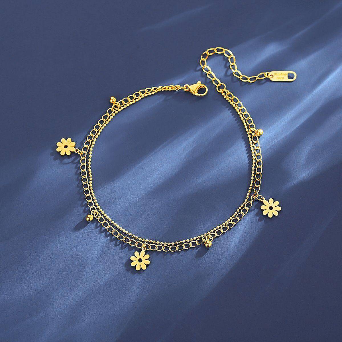 Двойна гривна за глезен с цветя и 18K златно покритие, идеална за лятото и специални поводи.