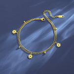 Двойна гривна за глезен с цветя и 18K златно покритие, идеална за лятото и специални поводи.