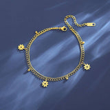 Двойна гривна за глезен с цветя и 18K златно покритие, идеална за лятото и специални поводи.