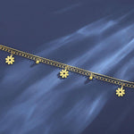 Гривна за глезен с цветя и 18к златно покритие, стилен аксесоар за лято.