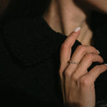 Изискан сребърен пръстен с 18К златно покритие и циркон 5А, носен от жена в елегантна облекло.