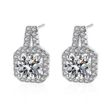 Елегантни обеци със сребърно покритие и блестящи камъни, перфектни за всякакви поводи.