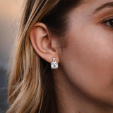 Елегантни обеци с блестящи камъни, изработени от сребро S925, носени на дамско ухо.