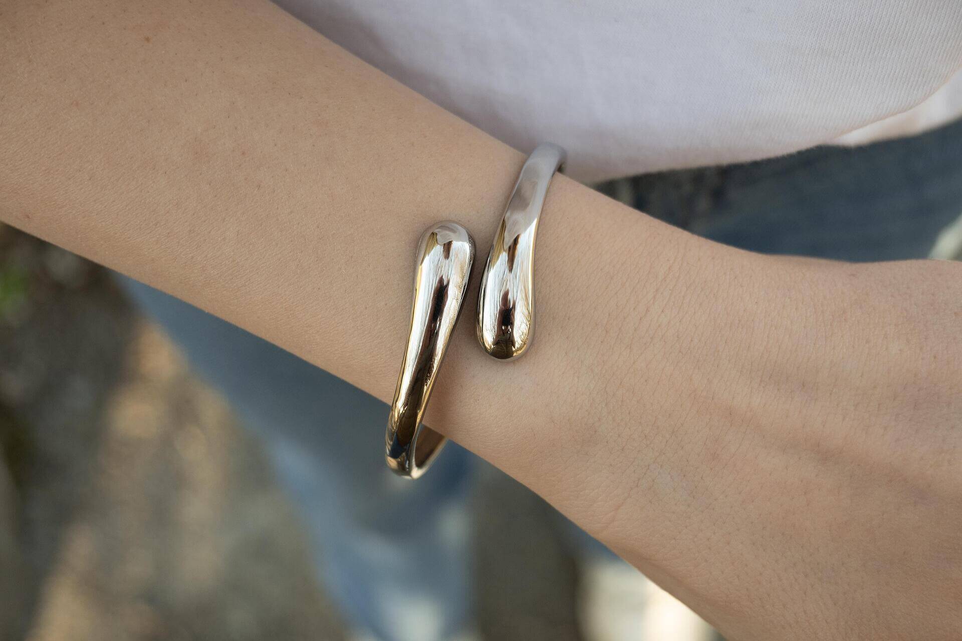 Две гривни от медицинска стомана на ръката, изразяващи елегантност и стил.