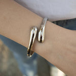 Две гривни от медицинска стомана на ръката, изразяващи елегантност и стил.