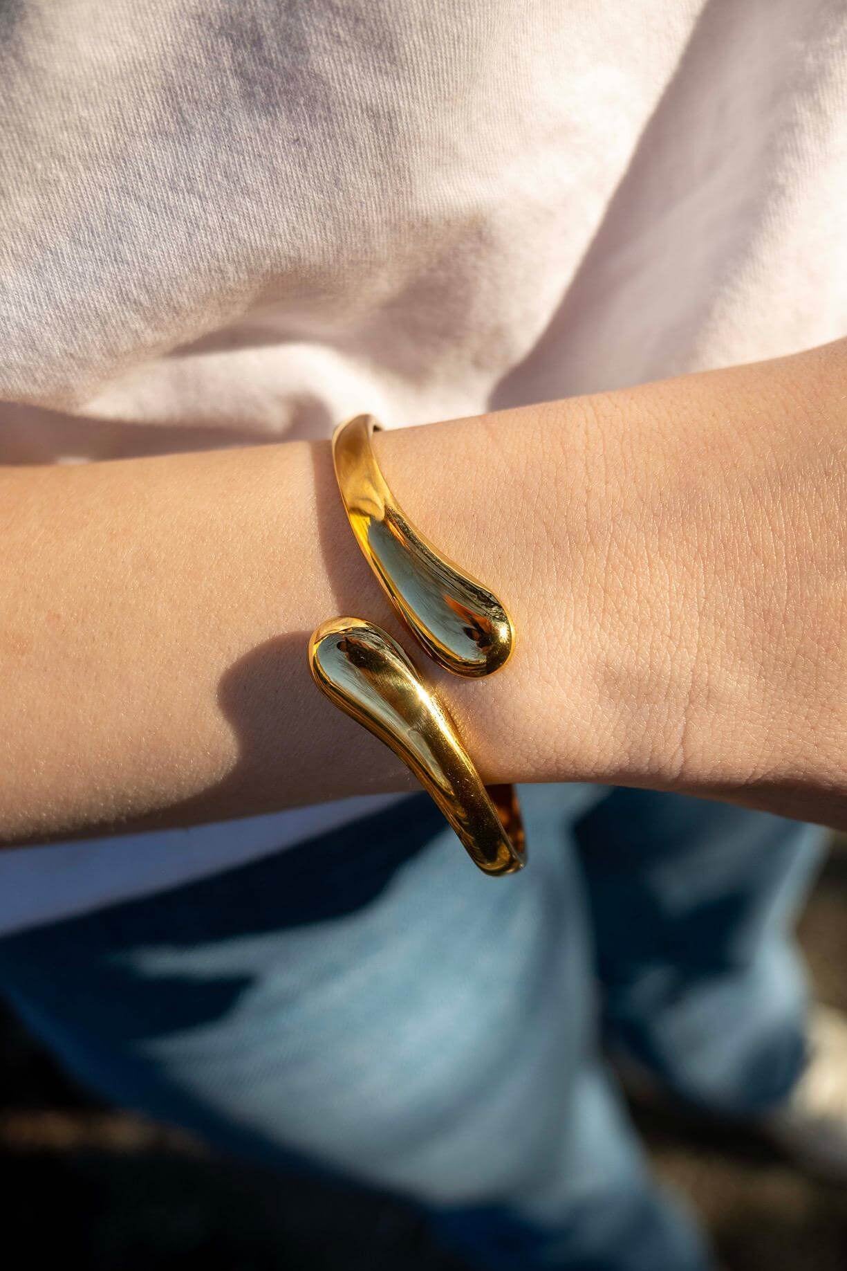 Гривна с 18К златно покритие, изработена от медицинска стомана, стилен аксесоар за свързаност и елегантност.