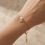 Гривна Перла Celeste Duo с 18К Златно Покритие на ръка с бляскав камък и перла, луксозен геометричен дизайн.