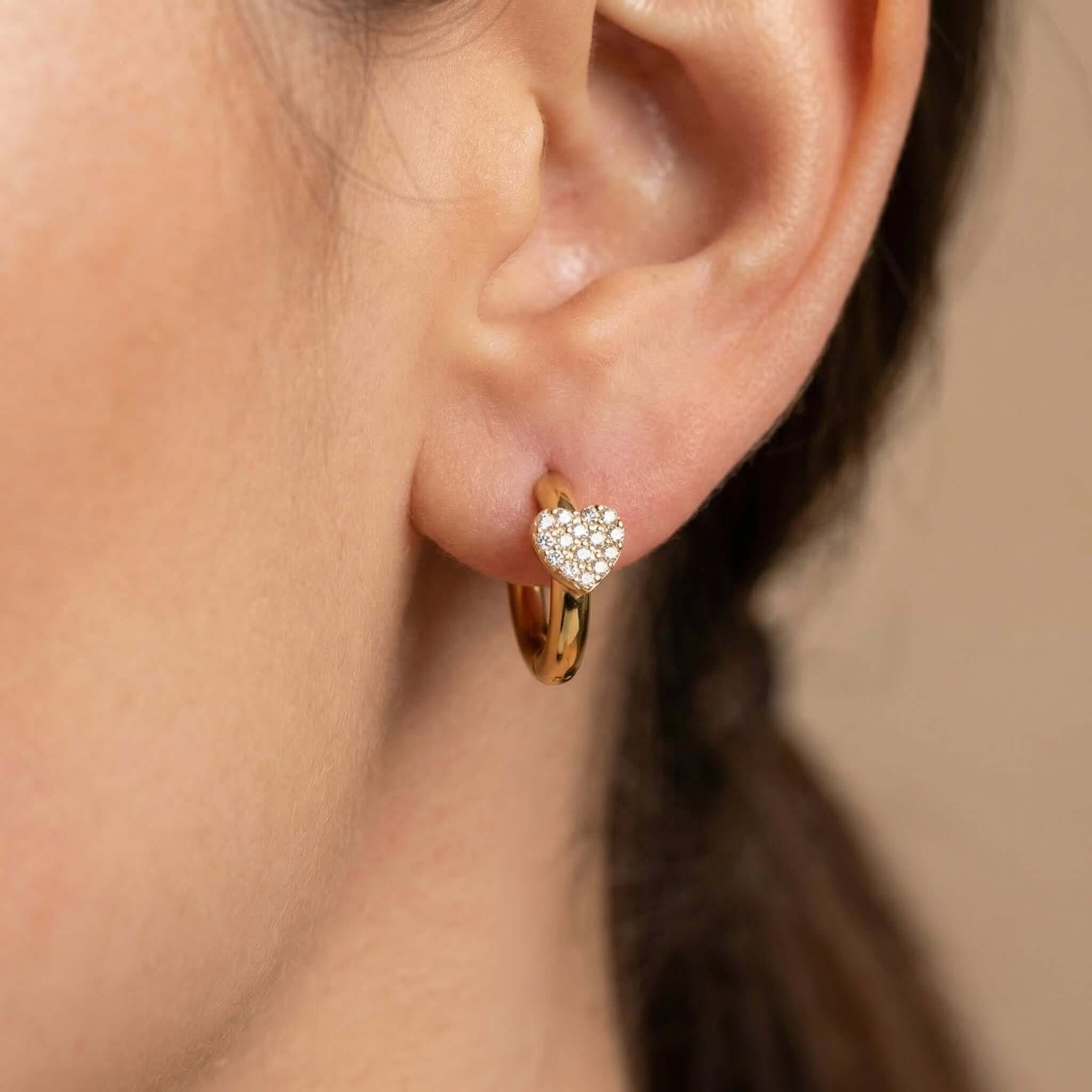 Обеци Блясък и Сърце с 18К Златно Покритие – елегантен дизайн с кубичен цирконий.