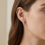 Сребристи Обеци с Кристали, изработени от неръждаема стомана, удобен и стилен дизайн.