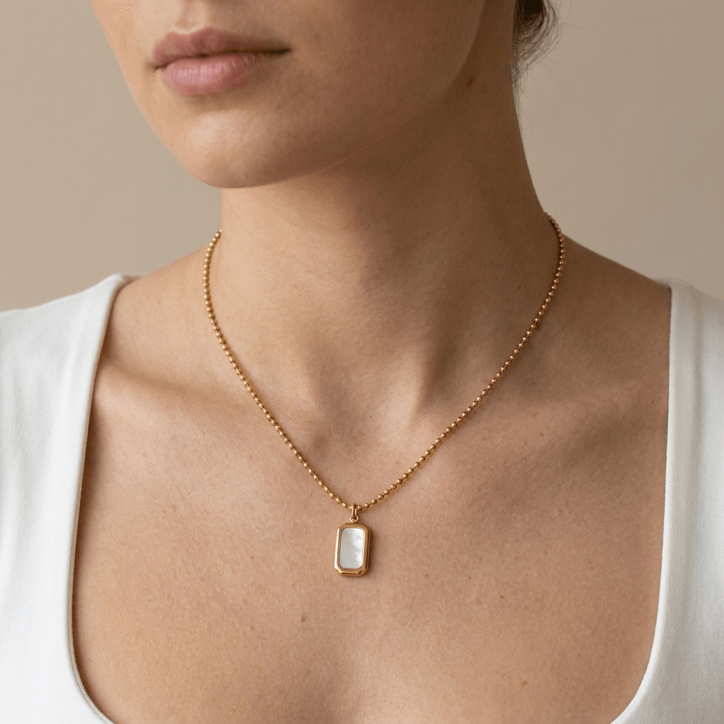 Колие Opal Frame с опалов камък и 18К покритие, елегантен акцент за всеки ден.