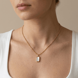 Колие Opal Frame с опалов камък и 18К покритие, елегантен акцент за всеки ден.