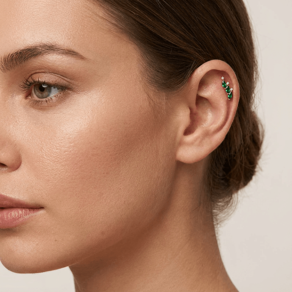 Хеликс пиърсинг обеца Emerald Leaf с лист и емералд от имплантен титан F136.