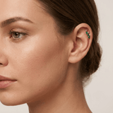Хеликс пиърсинг обеца Emerald Leaf с лист и емералд от имплантен титан F136.