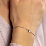 Изчистена сребриста гривна с блестящ камък