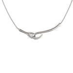 Колие от медицинска стомана, символизиращо свързаност в златисто и сребристо, елегантен дизайн.