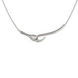 Колие от медицинска стомана, символизиращо свързаност в златисто и сребристо, елегантен дизайн.