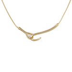 Колие от медицинска стомана, символизиращо свързаност в златисто и сребристо, елегантен дизайн.